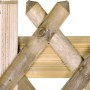 Dettaglio di una recinzione da giardino in legno con motivo a listelli diagonali.