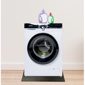 Lavatrice con tappetino e detersivo come accessori.