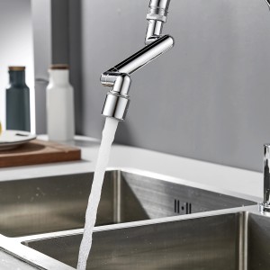 Rubinetto Rompigetto cromato con getto d'acqua in lavello in acciaio inox.