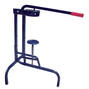 t.b.t. Attrezzo per la raccolta: Macchina blu con manico rosso per la raccolta della frutta.