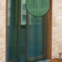 Zanzariera magnetica verde per porta di t.b.t. con telaio in legno.