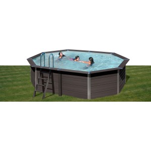 Piscina ovale Gre Composite Avantgarde (524x386x124 cm) con scaletta e bagnanti in giardino.