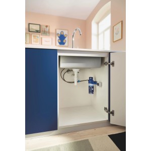 Set rubinetto cucina Grohe Blue Pure Start Curve con filtro a carbone attivo sotto il lavello.