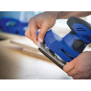 Strisce abrasive LUX K60 in uso su levigatrice orbitale per levigare il legno.