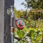 Computer per irrigazione Gardena su rubinetto con attacco per tubo in giardino.