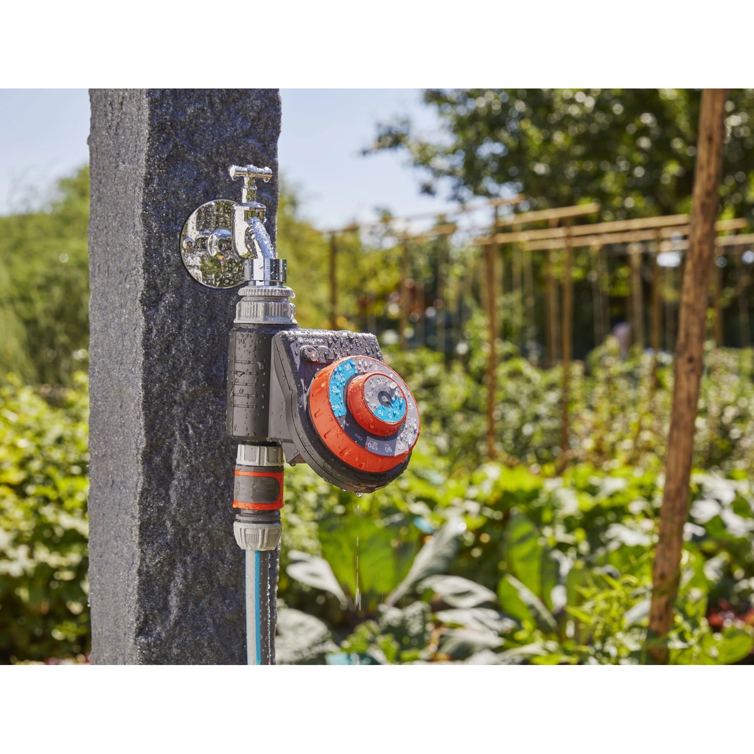 Computer per irrigazione Gardena su rubinetto con attacco per tubo in giardino.