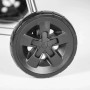 Dettaglio della ruota del barbecue a carbone Weber Master-Touch Premium nero.