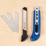 Cutter LUX Classic 100 mm con manico blu e lame di ricambio.