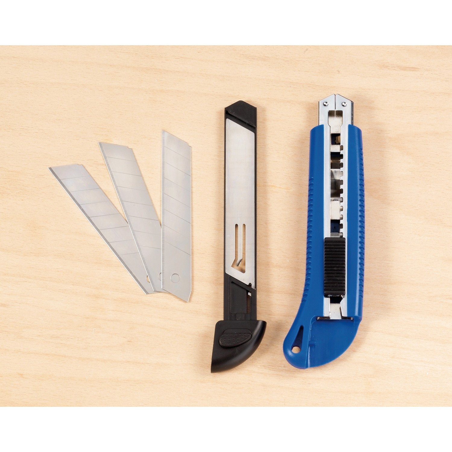 Cutter LUX Classic 100 mm con manico blu e lame di ricambio.