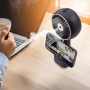 Ventilatore t.b.t. nero con supporto per smartphone su una scrivania.