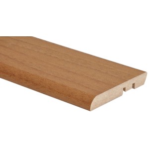 Battiscopa color legno (Battiscopa) con bordo arrotondato.