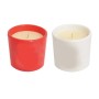 Due candele t.b.t. in contenitori di ceramica rossi e bianchi.