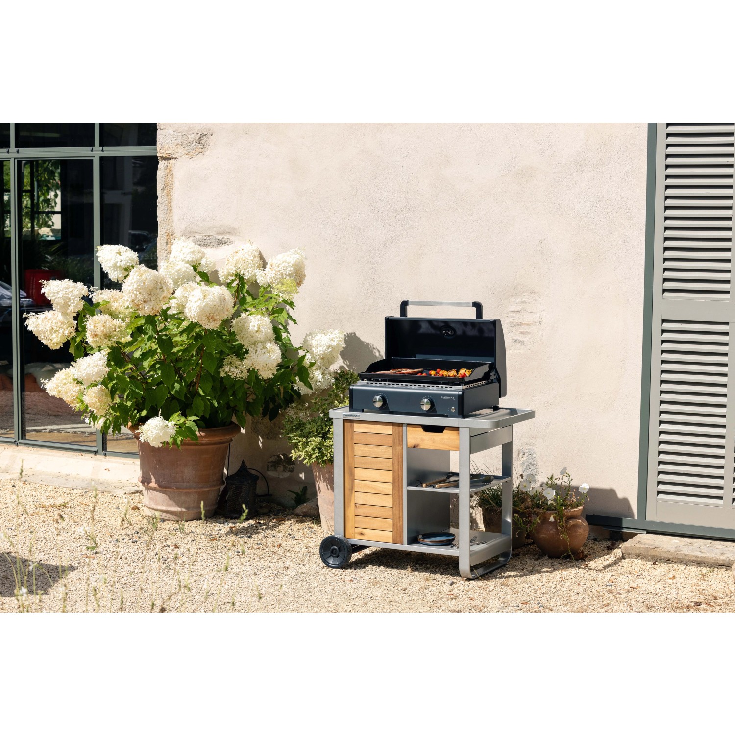 Carrello grill t.b.t. per campeggio e giardino. Mobile, con ripiani e grill.