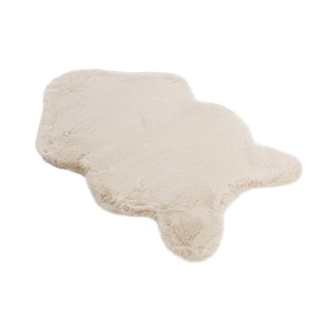 Tappeto beige effetto pelliccia "t.b.t." dalla forma insolita.