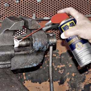 Olio multiuso WD-40 applicato a una morsa. Categoria: Lubrificanti.