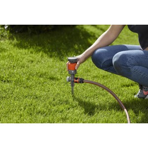 Gardena Comfort Vario irrigatore a cerchio su picchetto in uso per irrigazione giardino fino a 225m².