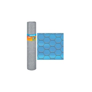 Rete metallica esagonale grigia arrotolata, dettaglio della struttura della maglia.