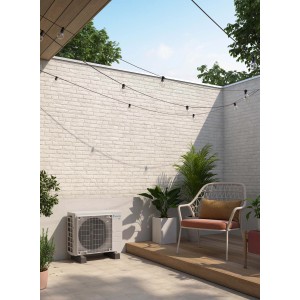 Climatizzatore t.b.t. per esterni con area salotto e piante.