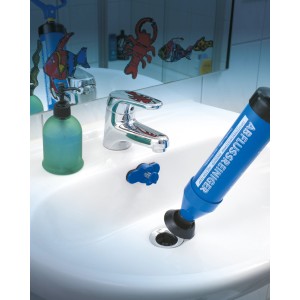 Lavandino con tappo di scarico LUX e sturalavandini in uso.