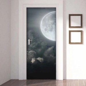 Fotomurale t.b.t. con luna su porta, circondato da due cornici.