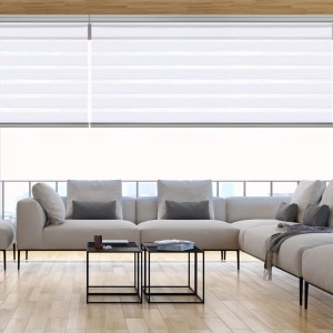 Tenda a rullo t.b.t., bianca, in un moderno soggiorno con divano e pavimento in legno.