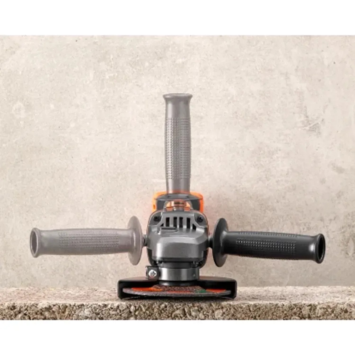 Smerigliatrice angolare a batteria Black+Decker 18V con impugnatura ausiliaria per smerigliare e tagliare.