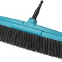 Scopa da esterno Gardena Combisystem con supporto in plastica blu e setole nere.
