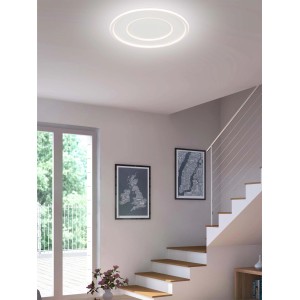Plafoniera LED bianca t.b.t. in un moderno spazio abitativo.
