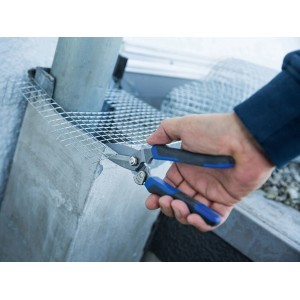 Cesoie universali tagliano rete metallica. Pinze con manico blu e nero.
