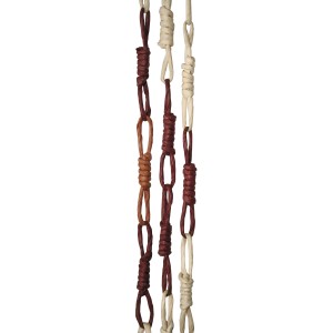 Tenda per porta t.b.t. realizzata con corde intrecciate nei toni del marrone e del beige.