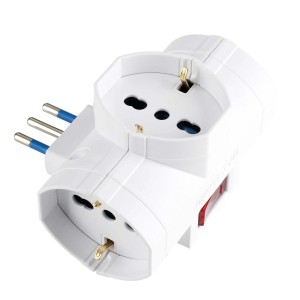 Adattatore multiplo t.b.t. bianco con tre prese e interruttore.