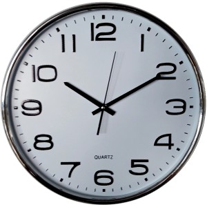 Orologio da parete bianco con cornice argentata e numeri neri. Misurazione precisa del tempo per la tua casa.