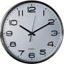 Orologio da parete bianco con cornice argentata e numeri neri. Misurazione precisa del tempo per la tua casa.