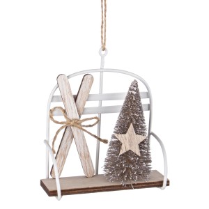 Scena decorativa di skilift come decorazione per l'albero di Natale con sci e abete.