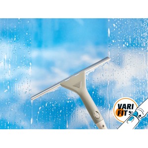 Tergivetro OBI Varifit greige con labbro in gomma e binario in alluminio pulisce finestre senza aloni. Cielo blu.