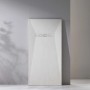 Piatto doccia rettangolare t.b.t. chiaro con scarico in bagno moderno.
