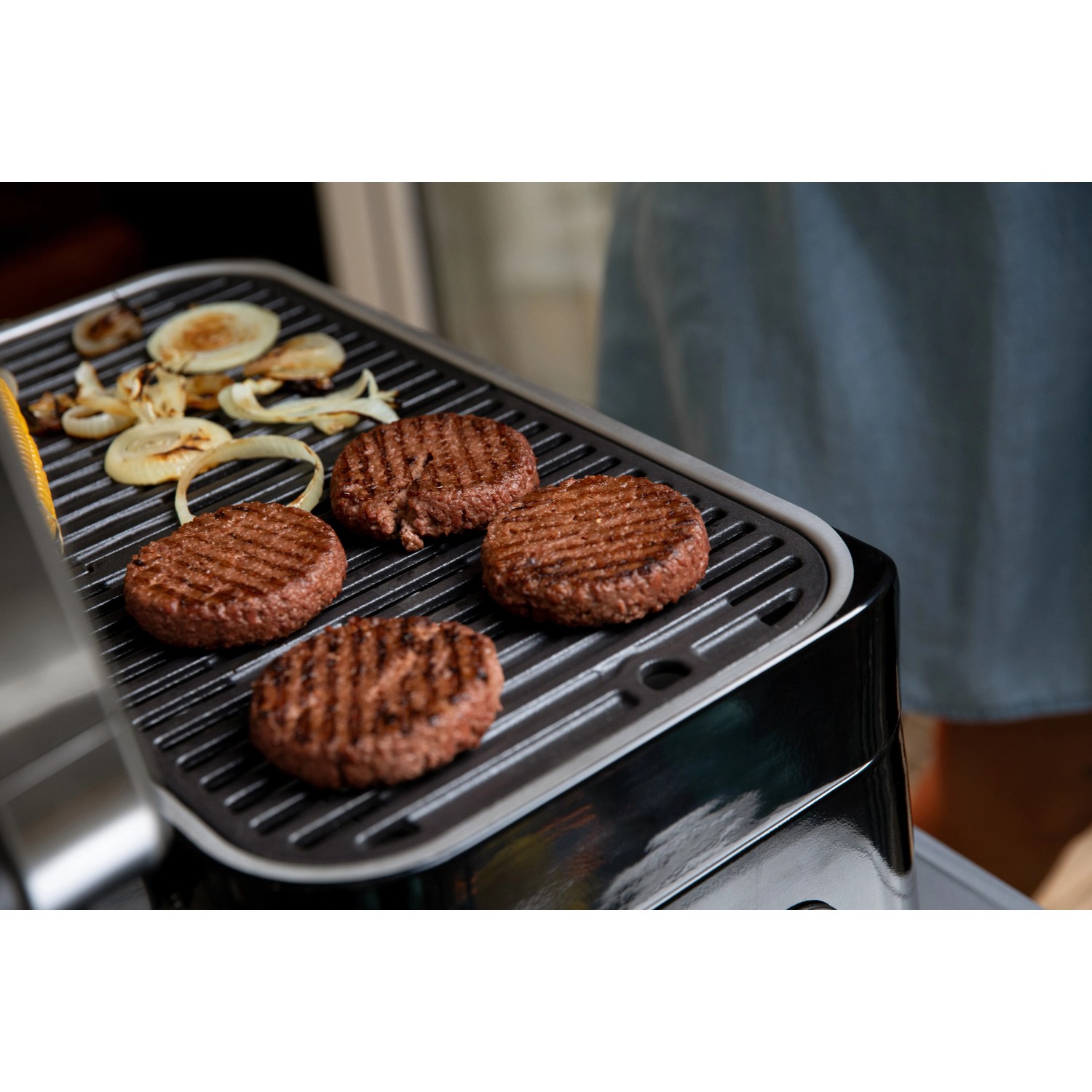 Campingaz Attitude 2go CV grill a gas con hamburger e verdure sulla griglia.