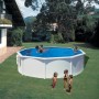 Piscina ovale Gre Pool Bora Bora, Ø 460 cm, profonda 120 cm, con bambini che giocano in giardino.