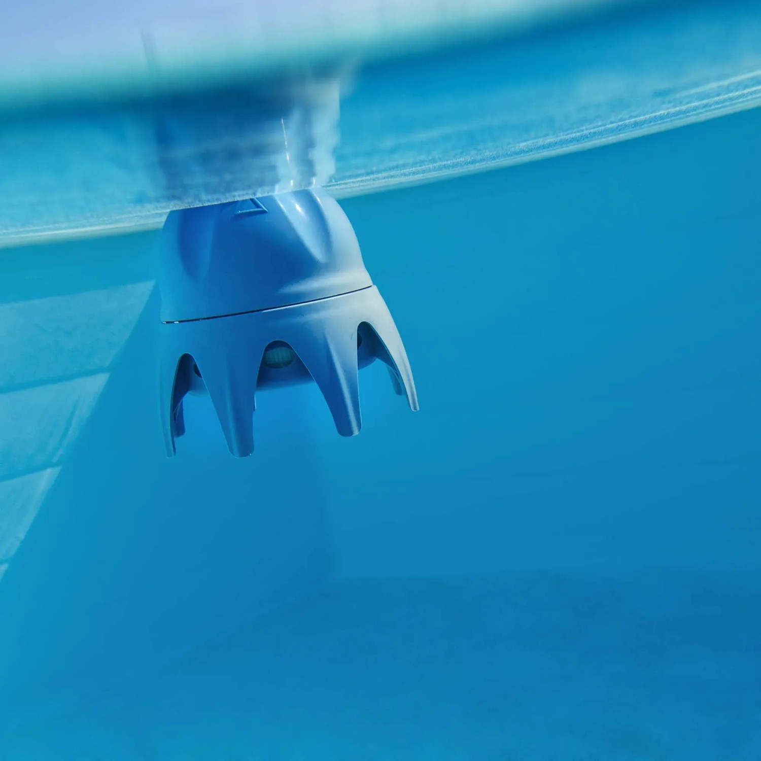 Disinfettante blu per piscina sott'acqua nella piscina.