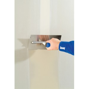 Applicazione di Knauf Fugenfüller Leicht su cartongesso con spatola.