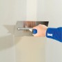 Applicazione di Knauf Fugenfüller Leicht su cartongesso con spatola.