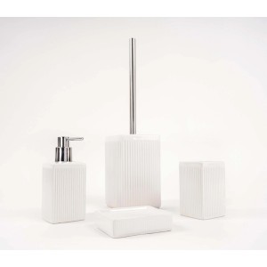 Set bagno bianco: dispenser sapone, scopino WC, bicchiere e portasapone.