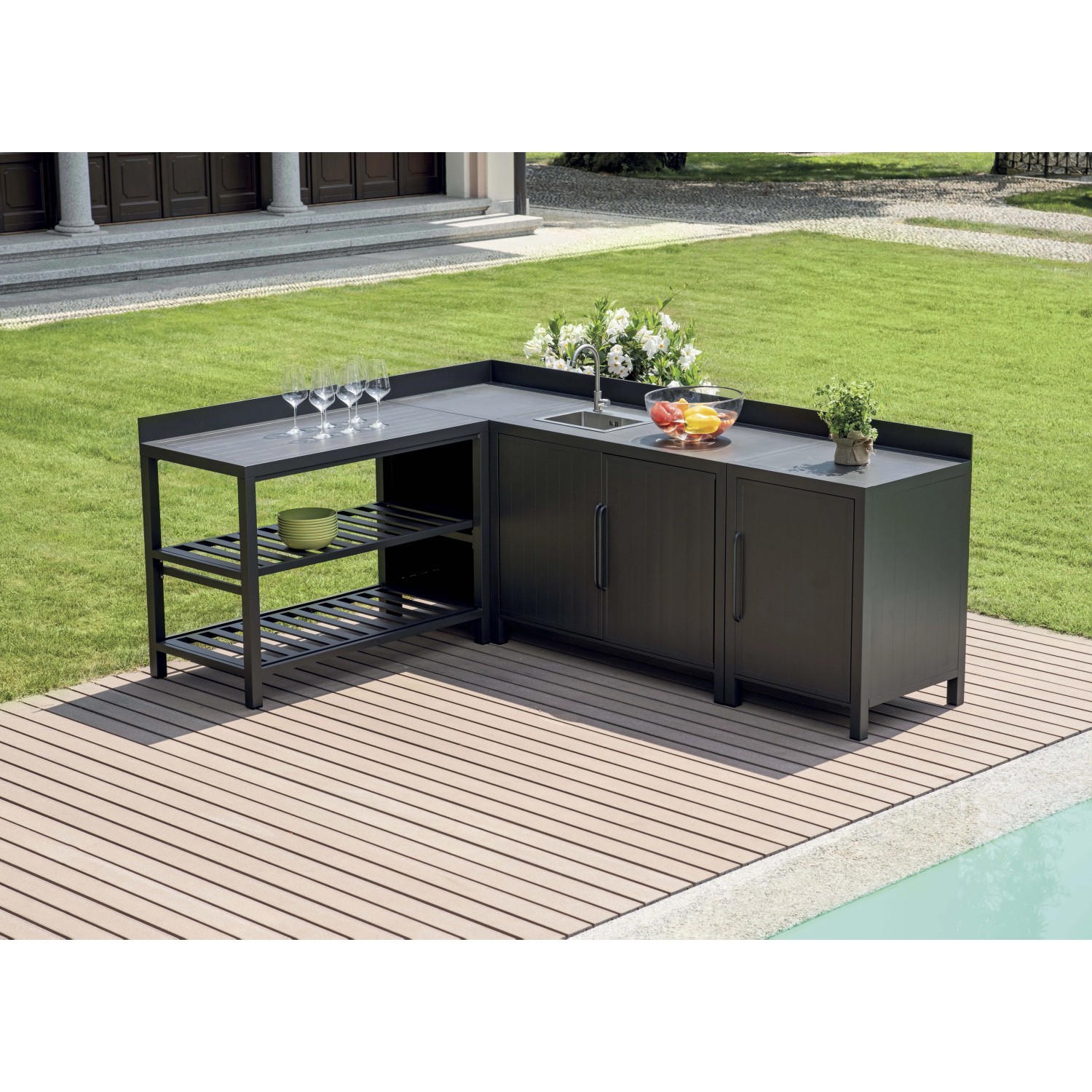 Cucina da esterno Basi Cucina con lavello, ripiani e armadietti in giardino.