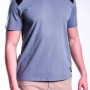 T-shirt grigia t.b.t. con protezioni nere sulle spalle per abbigliamento da lavoro.