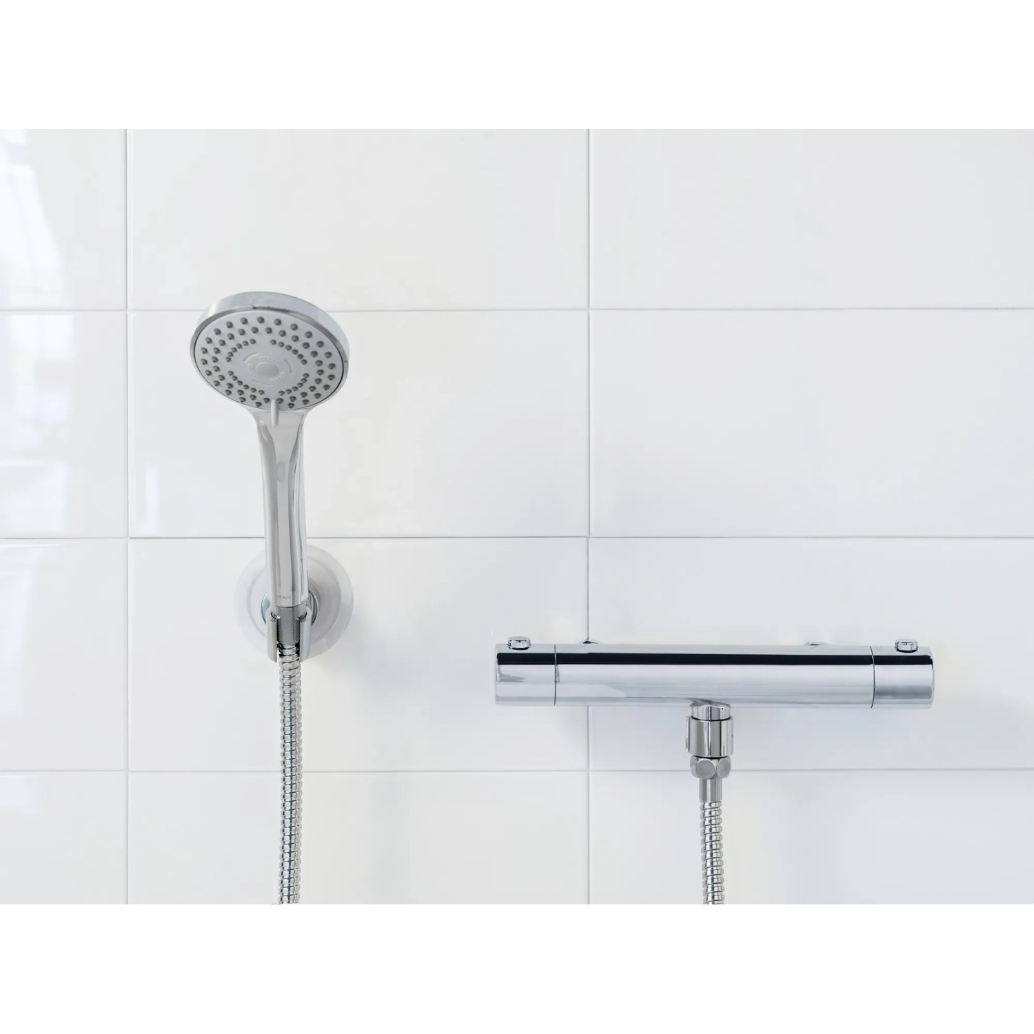 Set doccia Wenko Basic Line, 2 pezzi, cromato, con soffione e flessibile.