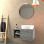 Set di mobili da bagno moderni con lavabo, specchio e scaffale a scala per asciugamani.