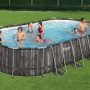 Piscina fuori terra ovale effetto legno con famiglia che si diverte in giardino.