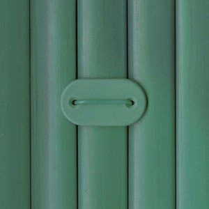 Dettaglio di una recinzione frangivista verde con maniglia.