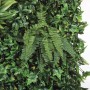 Parete vegetale verde t.b.t. come frangivista e decorazione.