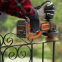 Black+Decker BCG720N smerigliatrice angolare a batteria (18 V, 125 mm) in uso, smerigliatura ringhiera metallica.